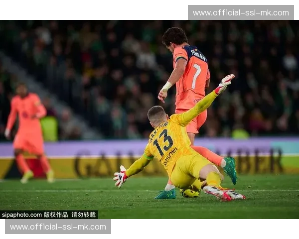 巴萨客场3-1埃尔切之战，费兰托雷斯两中门框后破门